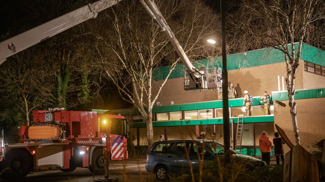 Uiteindelijk kwam de brandweer eraan te pas om de vuurwerkbrand definitief te doven.