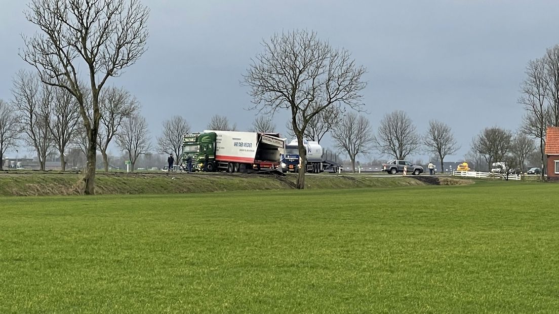 N355 is weer open; geschaarde vrachtwagen is weggehaald - RTV Noord