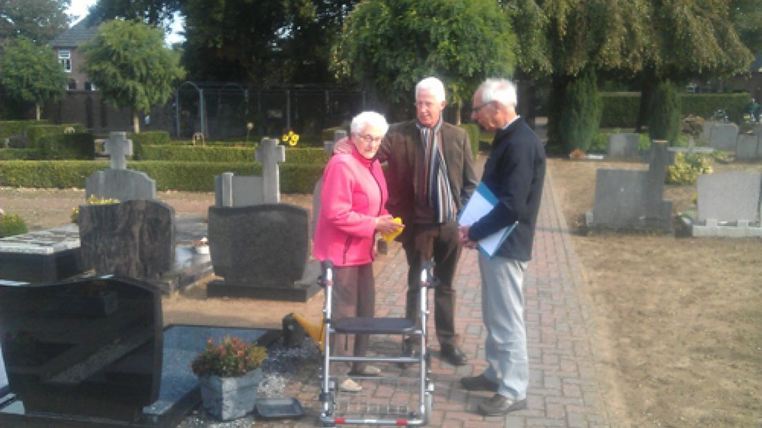 Op de Rooms Katholieke begraafplaats in Silvolde zijn van 18 graven bronzen en messing ornamenten gestolen.