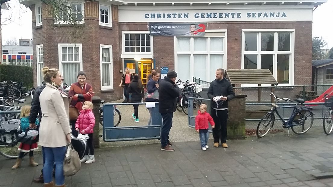 Dertien kerken in Harderwijk en Hierden werken vanaf vandaag samen om wekelijks een internationale kerkdienst te houden speciaal voor vluchtelingen en asielzoekers. De dienst wordt gehouden in het gebouw van christengemeente Sefanja.