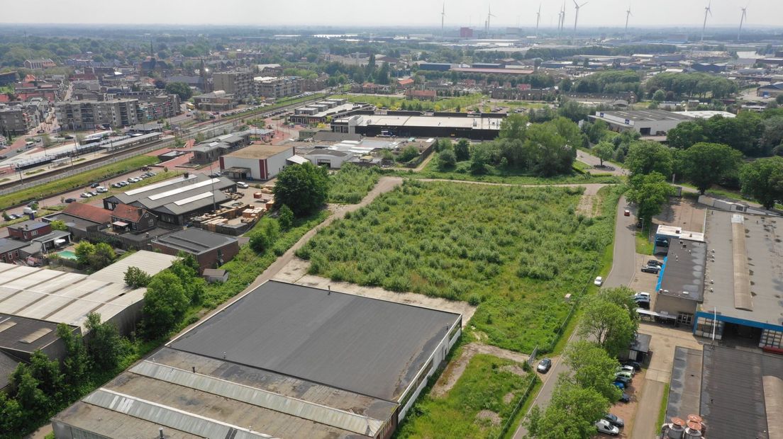 Bedrijventerrein Holwert-Midden, vlakbij het station (links), is een van de twee locaties waar de nieuw te bouwen school kan komen