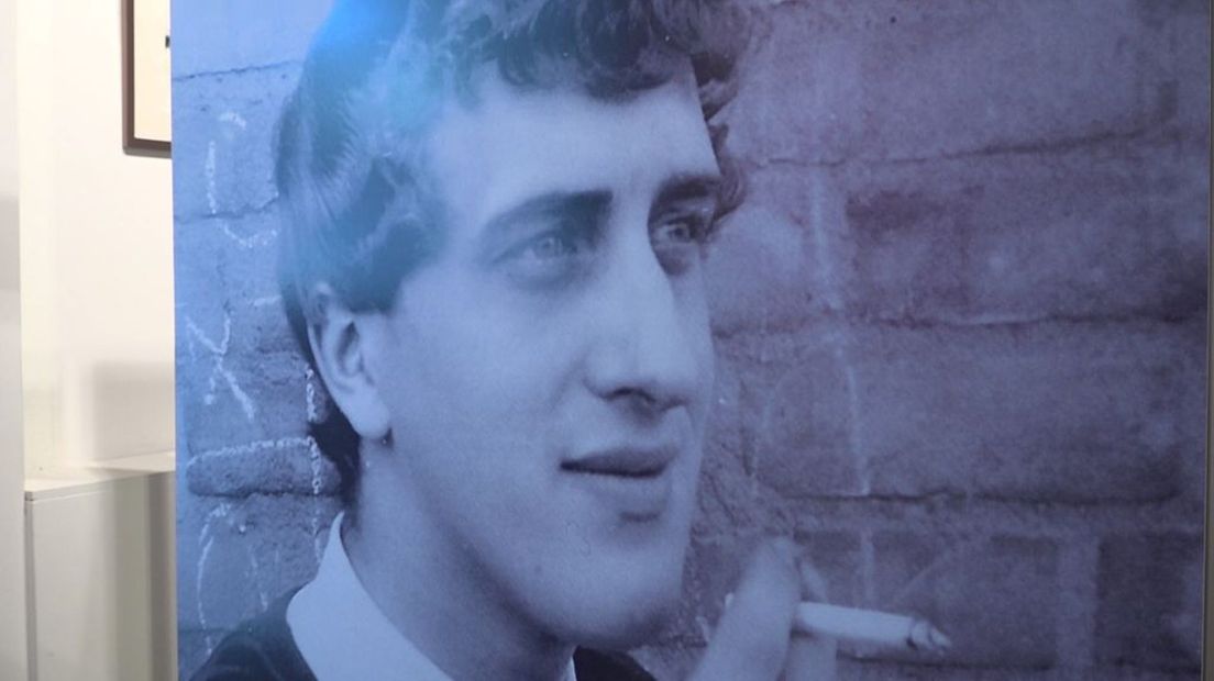Foto van een jonge Gerrit Komrij in de expositie