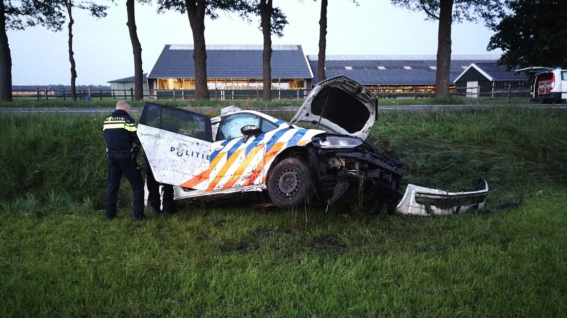 De politieauto kwam in de sloot tot stilstand (Rechten: Persbureau Meter)