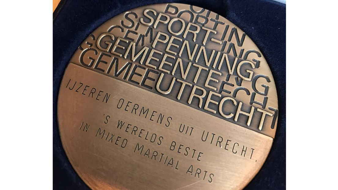 De sportpenning met inscriptie.