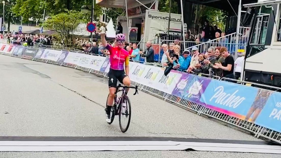 Lonneke Uneken solo over de finish in Emmen