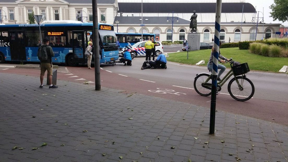 Vrouw gewond na aanrijding met bus