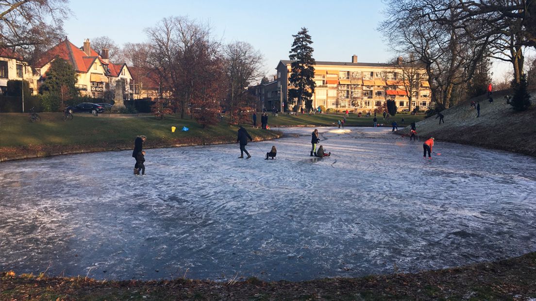 Ook op de vijver in het Wilhelminapark in Zeist stonden schaatsers op het ijs.