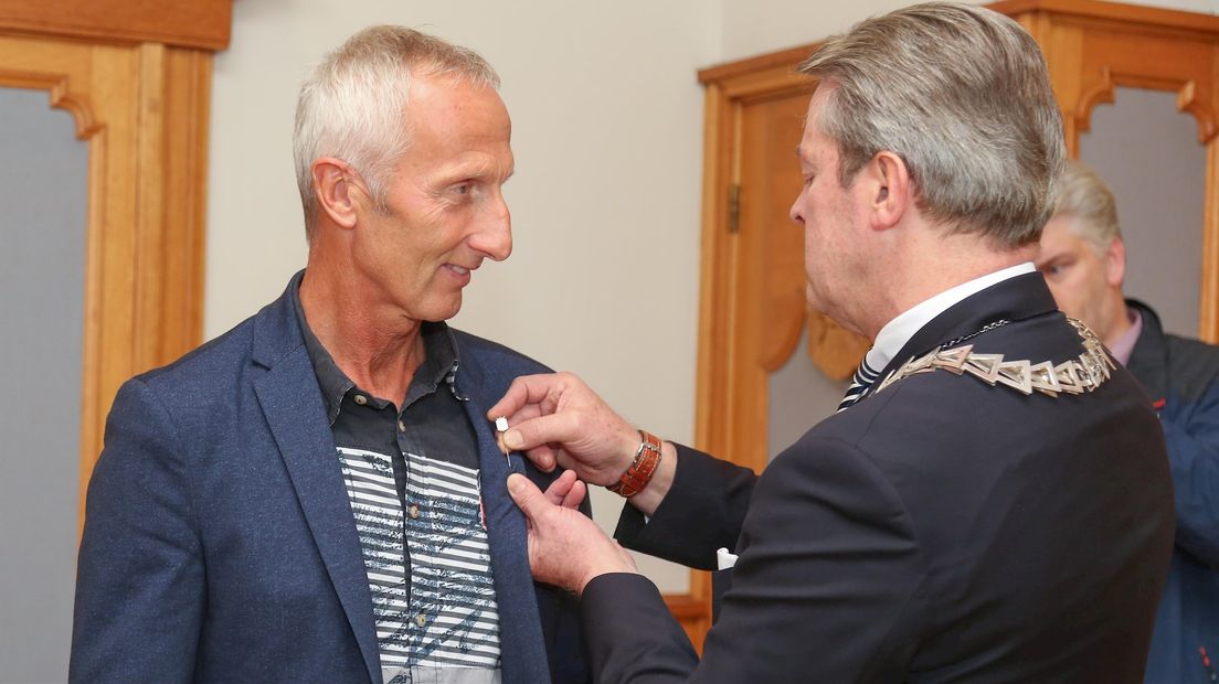 Burgemeester Kok speldt onderscheiding op bij Johan Reekers