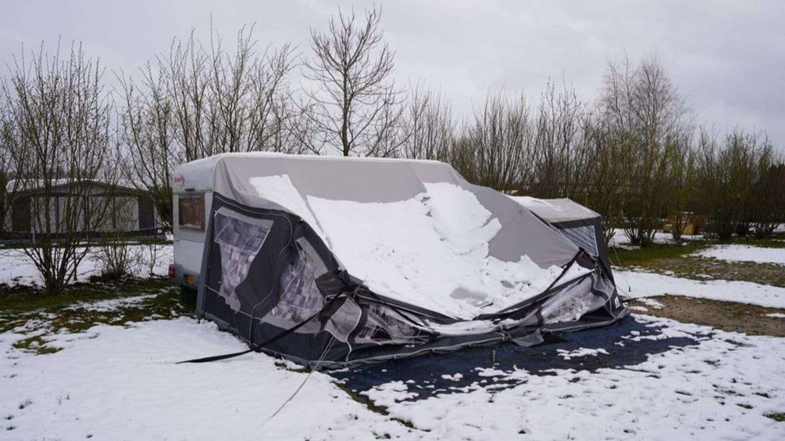 Op camping de Weeltenkamp in Teuge zakten vier voortenten in door de sneeuw. De stokken bezweken onder het gewicht van de sneeuw op de tent.