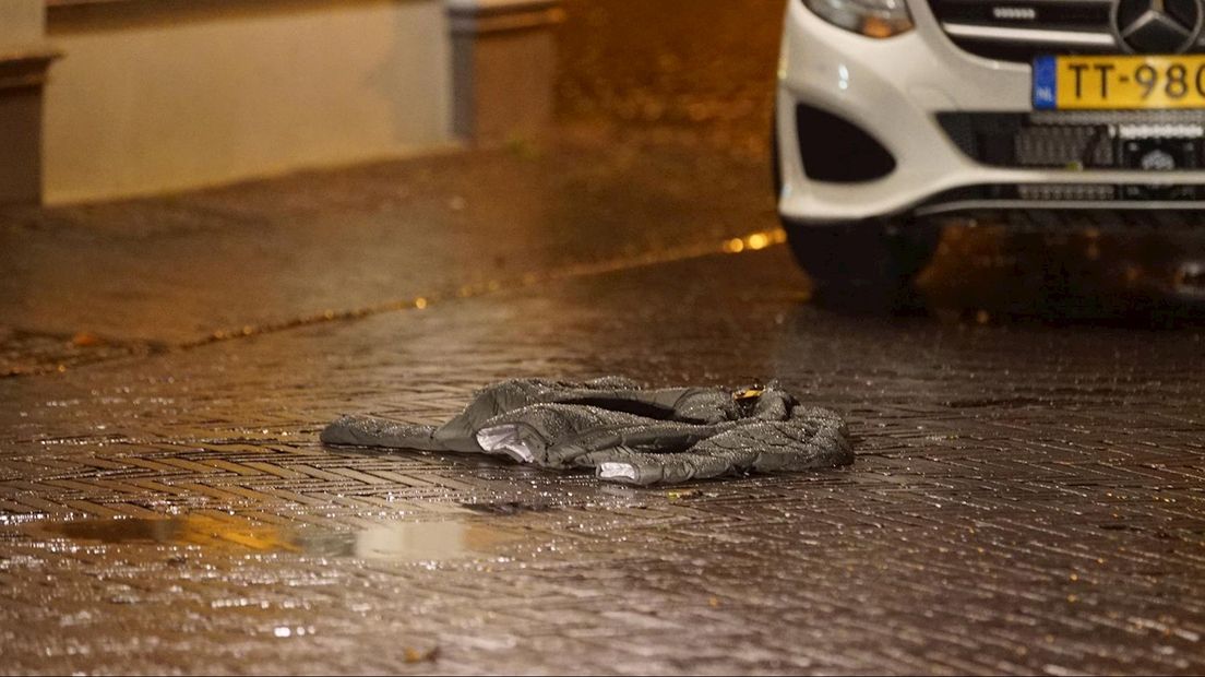 Auto rijdt kledingwinkel Deventer binnen, daders op de vlucht