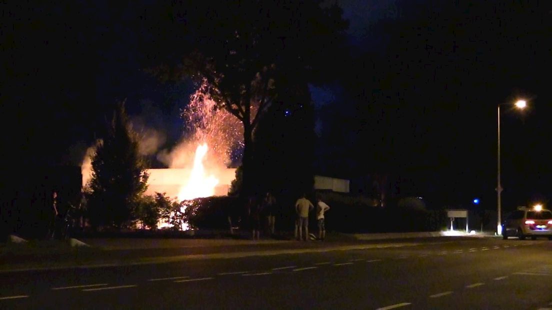 Brand in coniferenhaag in Enschede