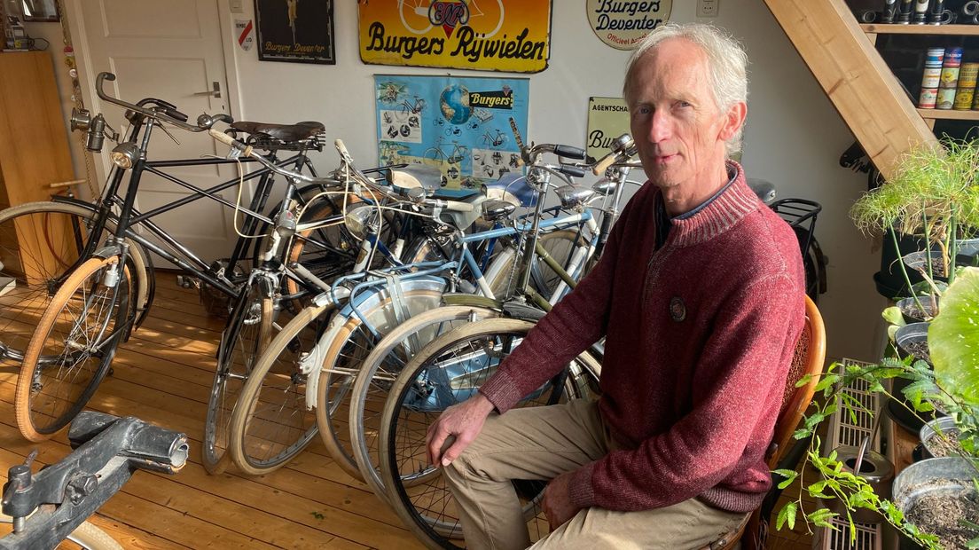 Theo de Kogel in zijn mini-museum met vooral historische fietsen uit Deventer