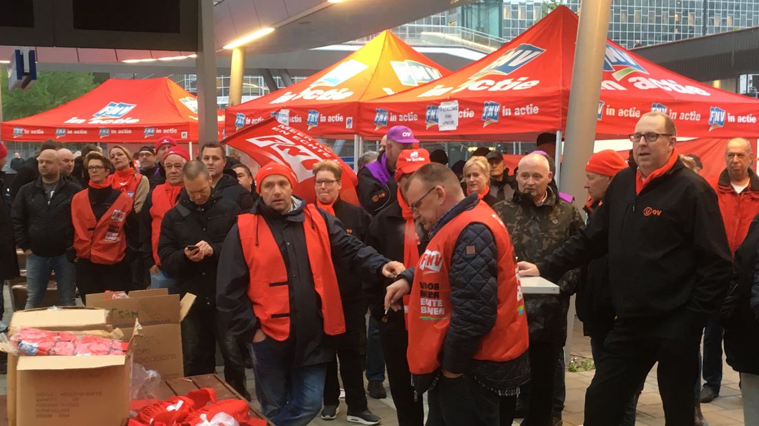 Stakende medewerkers hebben zich vanochtend vroeg verzameld bij Utrecht Centraal.