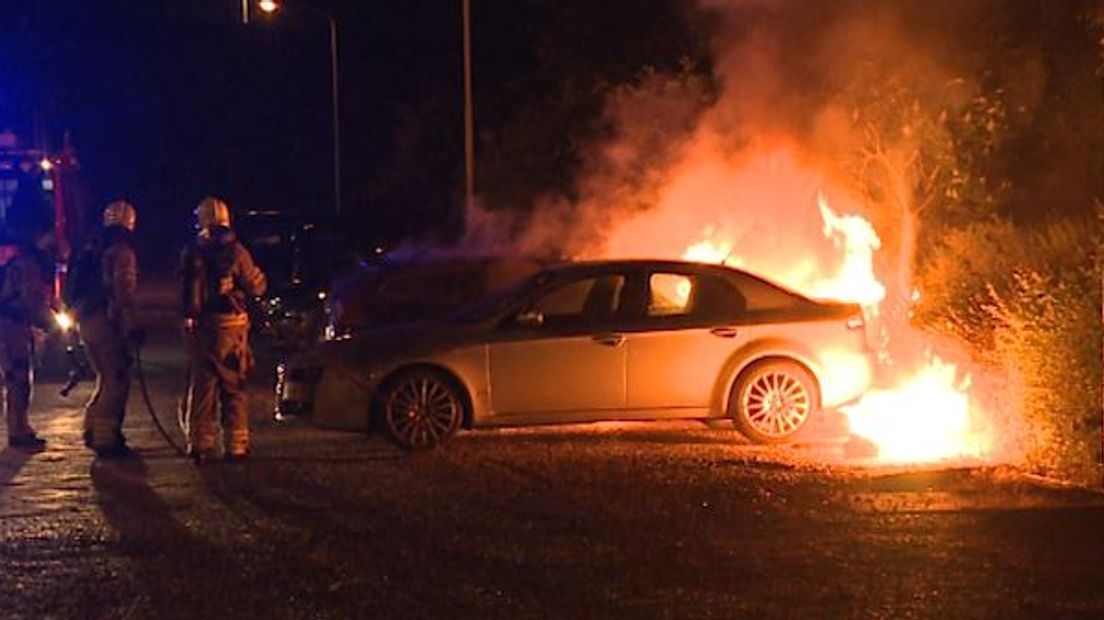 Op de parkeerplaats van bioscoop CineMec in Ede zijn woensdagavond twee auto's in brand gevlogen. De oorzaak is nog niet bekend.