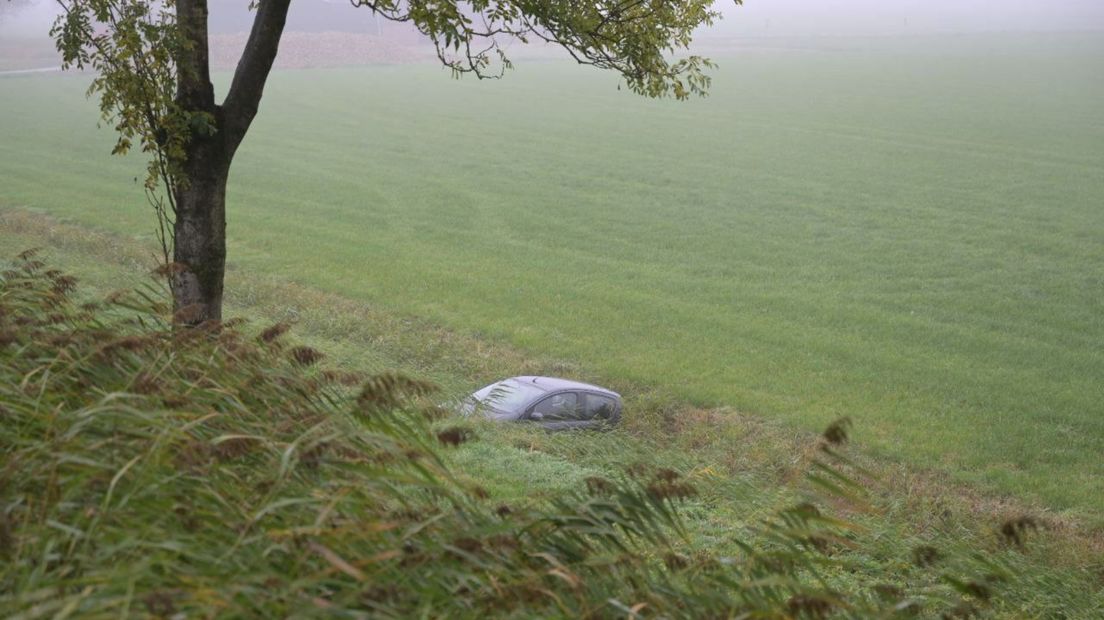 De auto in de sloot bij de Delleweg in Middelstum