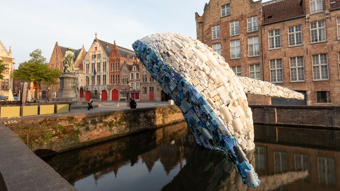 De walvis van plasticafval staat nu nog in Brugge.