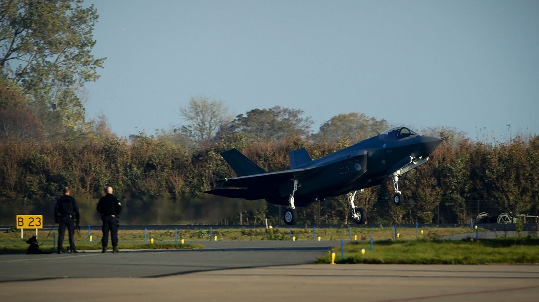 Een F35 landt op de vliegbasis Leeuwarden