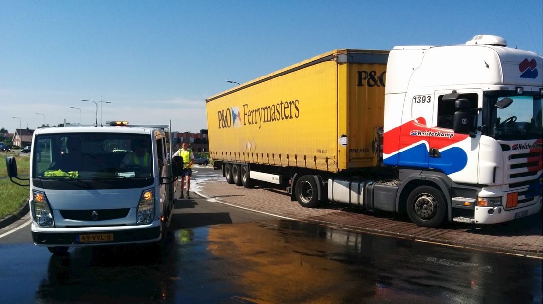 Geschaarde vrachtwagen blokkeert rotonde in Haaksbergen