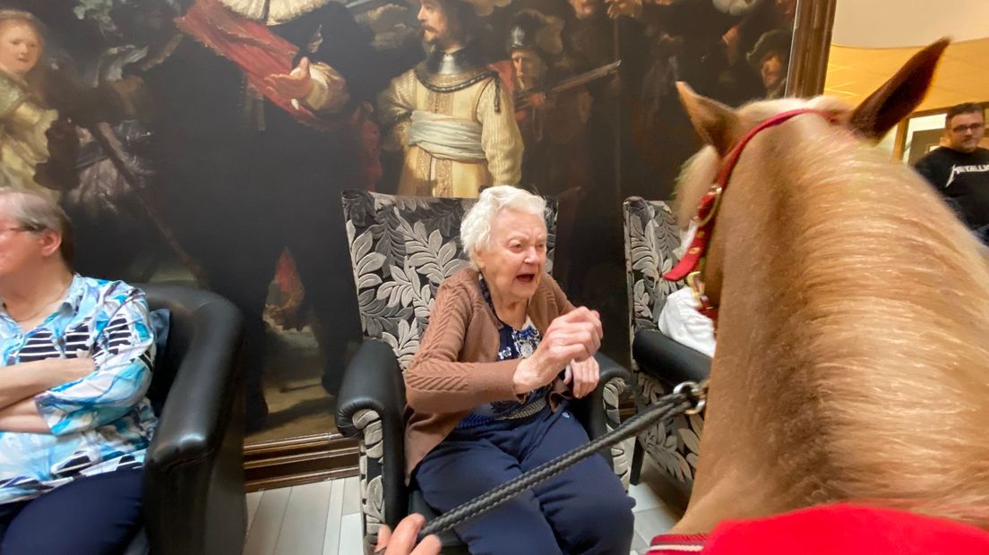 Inwoners woonzorglocatie Heidehiem verrast op dierendag.