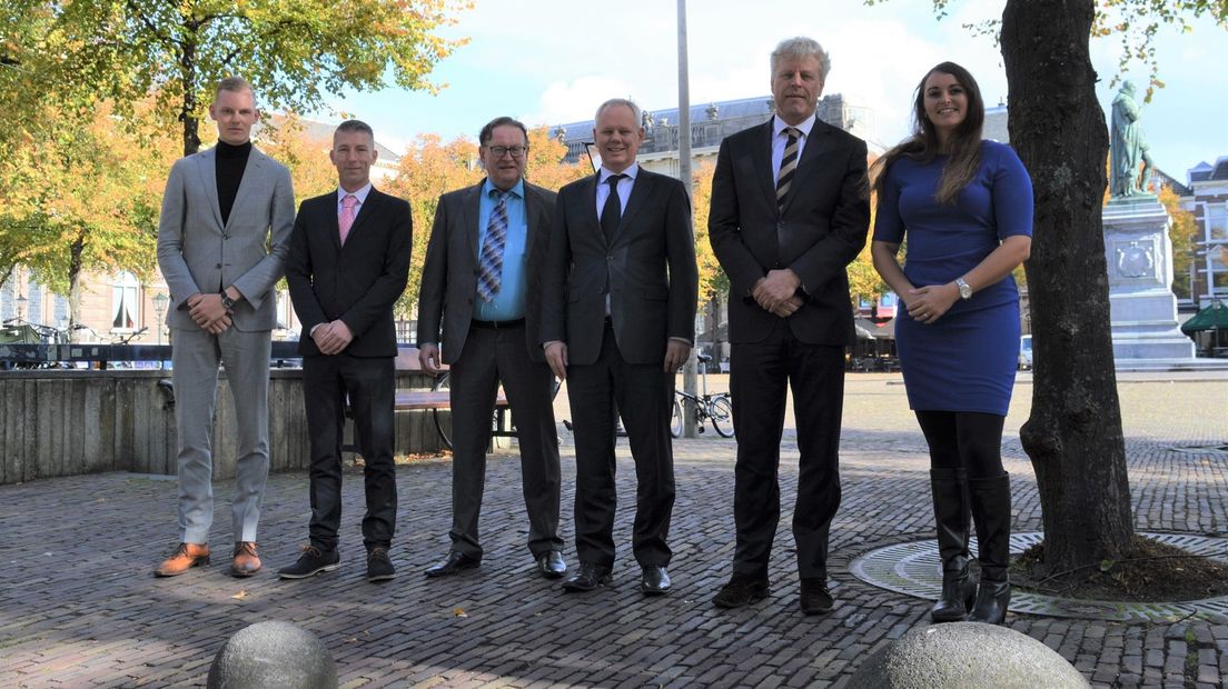 Ton van Kesteren (tweede van rechts) met vijf andere PVV-kandidaten; Jesse van der Horst ontbreekt