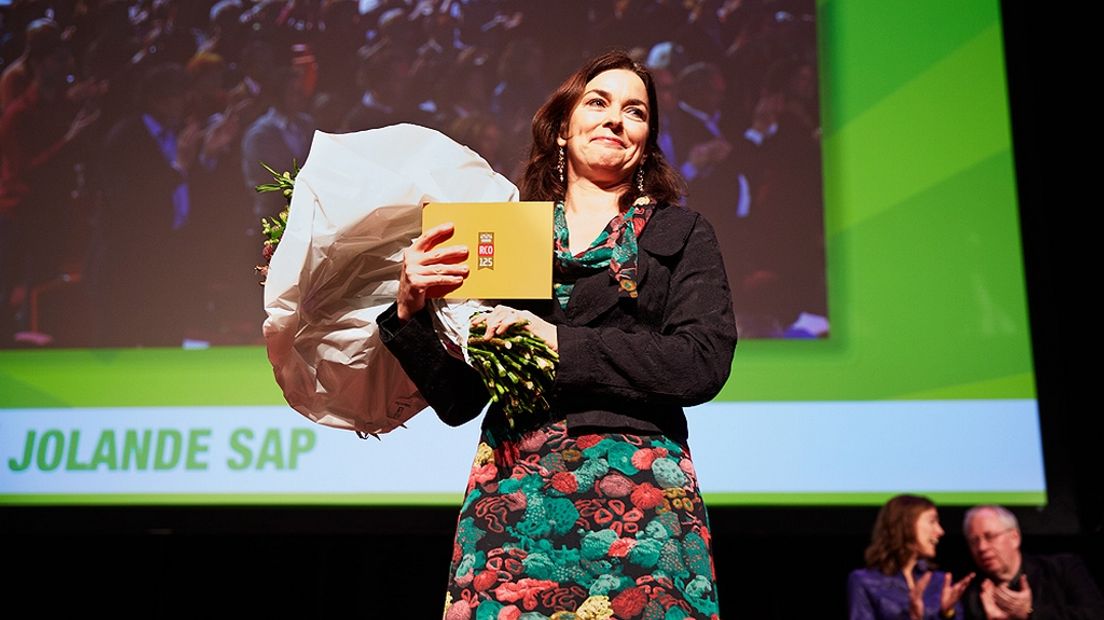 Jolande Sap krijgt een daverende ovatie tijdens het partijcongres van GroenLinks in Utrecht.