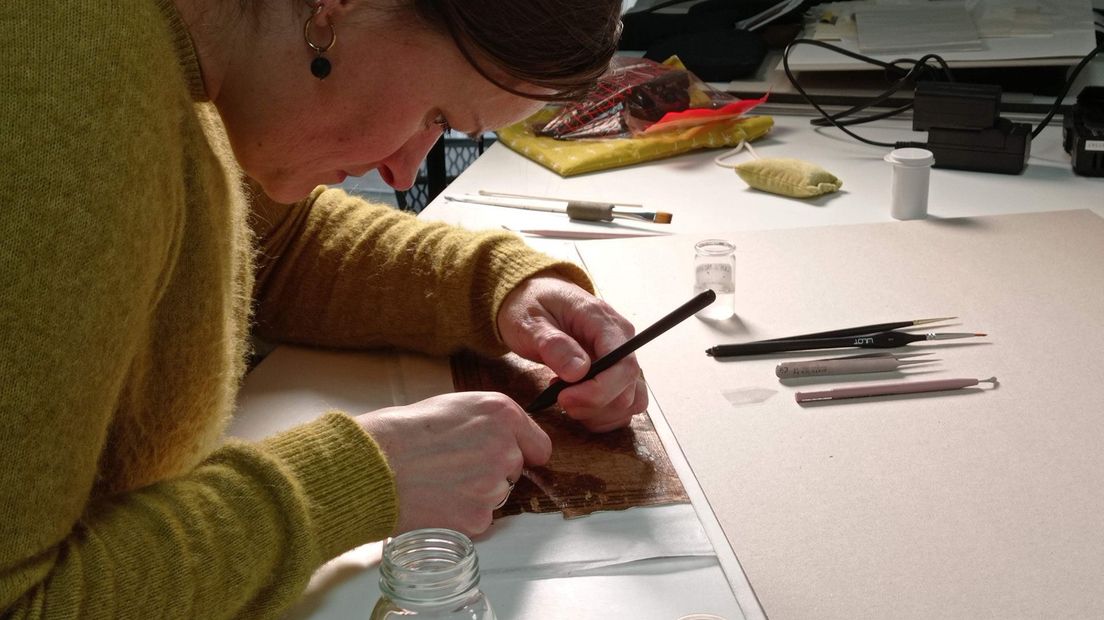 Restaurator Eliza Jacobi aan het werk