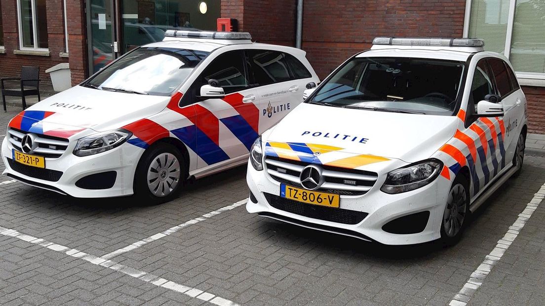 De politie IJsselland meldt trots komst van de verbeterde Mercedes, links met nieuwe striping.
