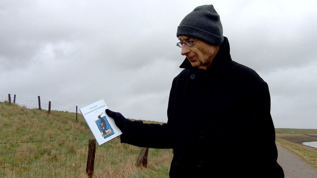 Rinus Spruit aan de Zeedijk met zijn boek 'De Verlossing van Jacob Smallegange'