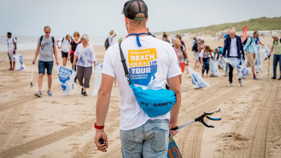 Vrijwilligers maken de stranden schoon