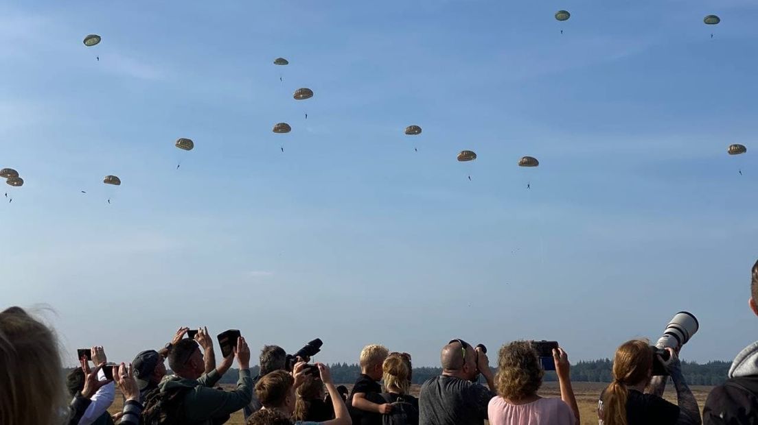 TERUGKIJKEN | Parachutisten Springen Uit Historische Vliegtuigen Boven ...