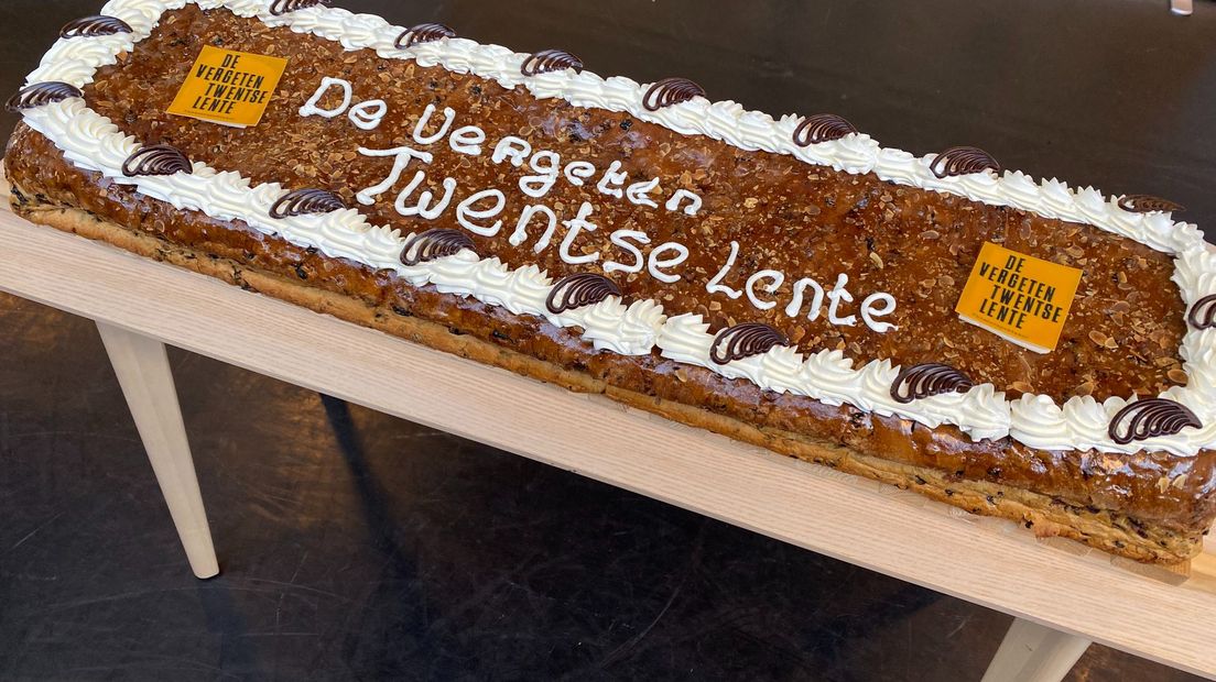 De Twentse krentenwegge die werd aangesneden op de eerste repetitiedag