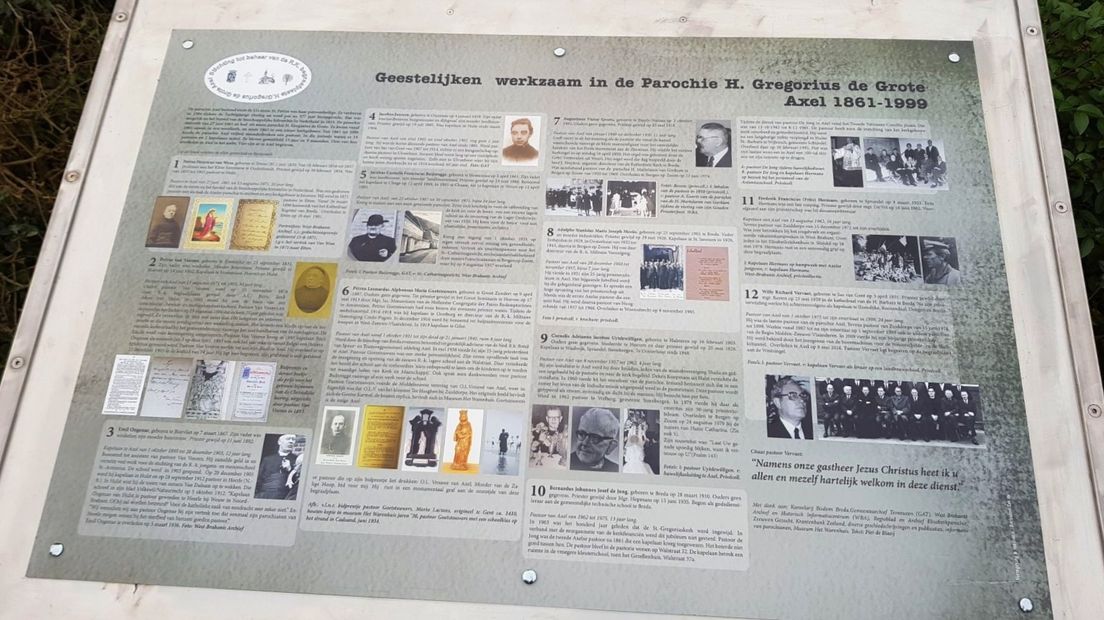 Op het informatiebord staan alle voormalige pastoors van Axel