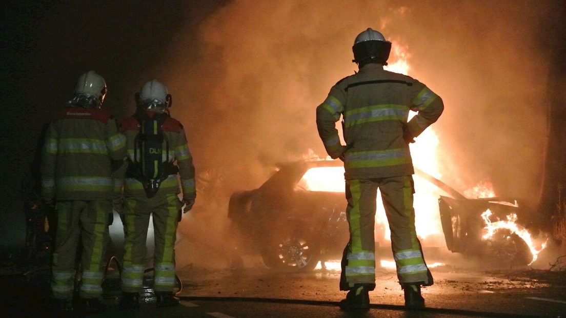 Auto in brand na botsing tegen boom