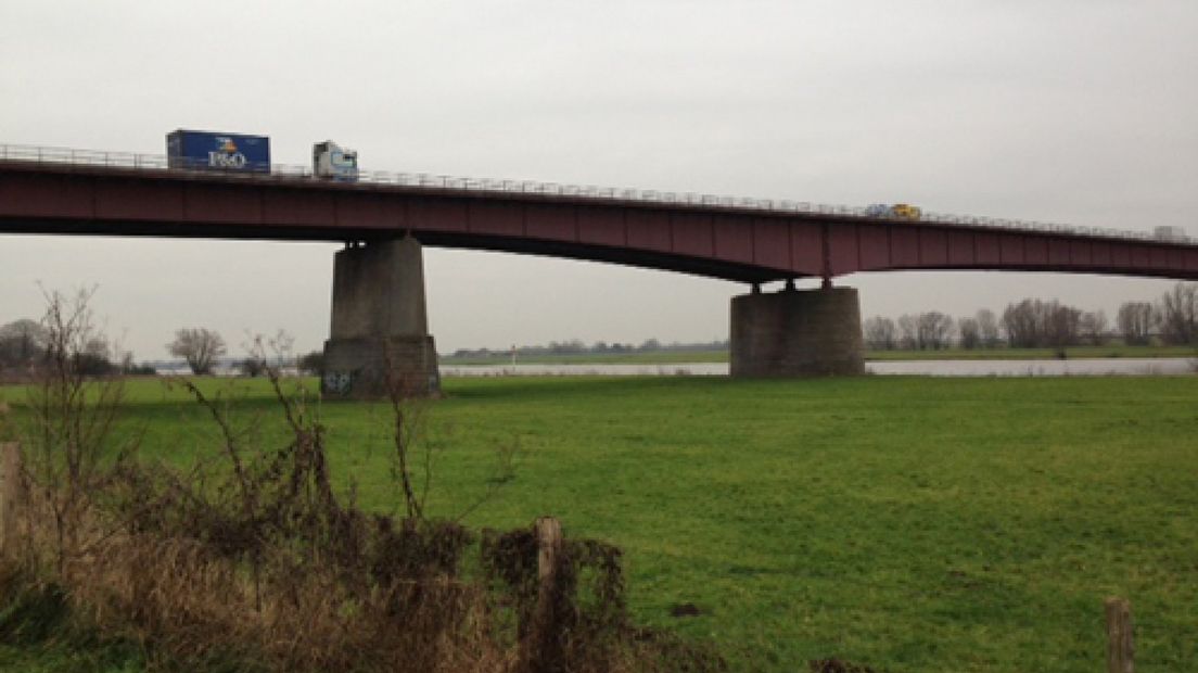 De Rijnbrug tussen Kesteren en Rhenen krijgt over vijf jaar een wisselstrook.