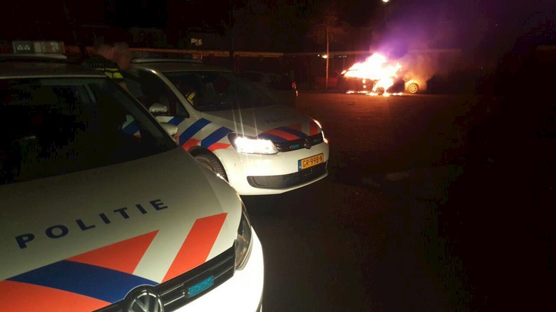 Auto brandend aangetroffen in wijk Groot Driene in Hengelo