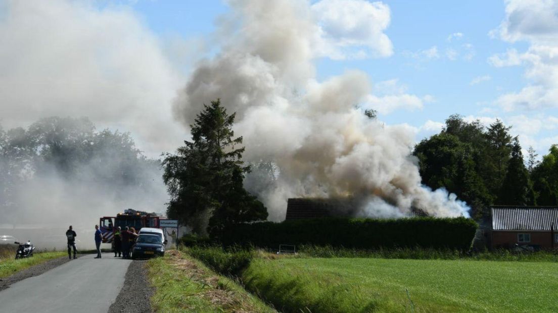 De brandweer bij de zolderbrand in Meedhuizen