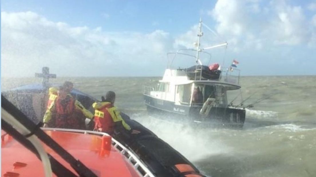 Motorjacht in problemen in monding van de Westerschelde