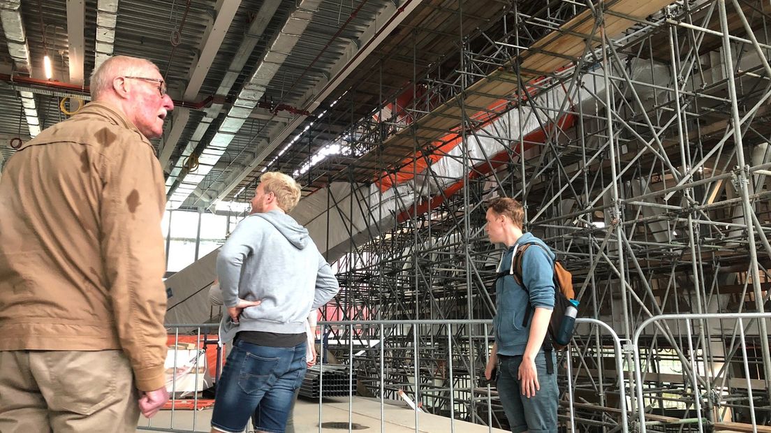 Bezoekers nemen een kijkje in het Groninger Forum op de Dag van de Bouw.