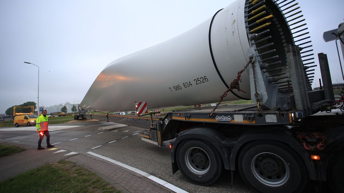 Een windmolenonderdeel op transport in Moerdijk