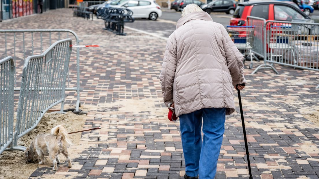 Een oudere vrouw met een wandelstok (ter illustratie)
