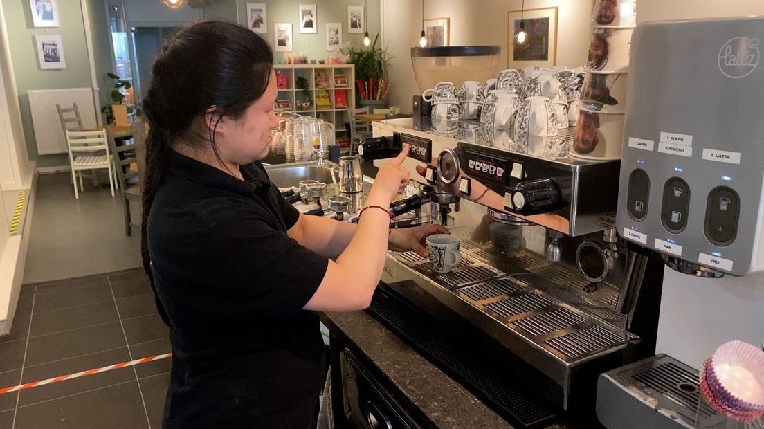 Angela zet met veel liefde een kopje koffie voor een donatie voor de FUIF