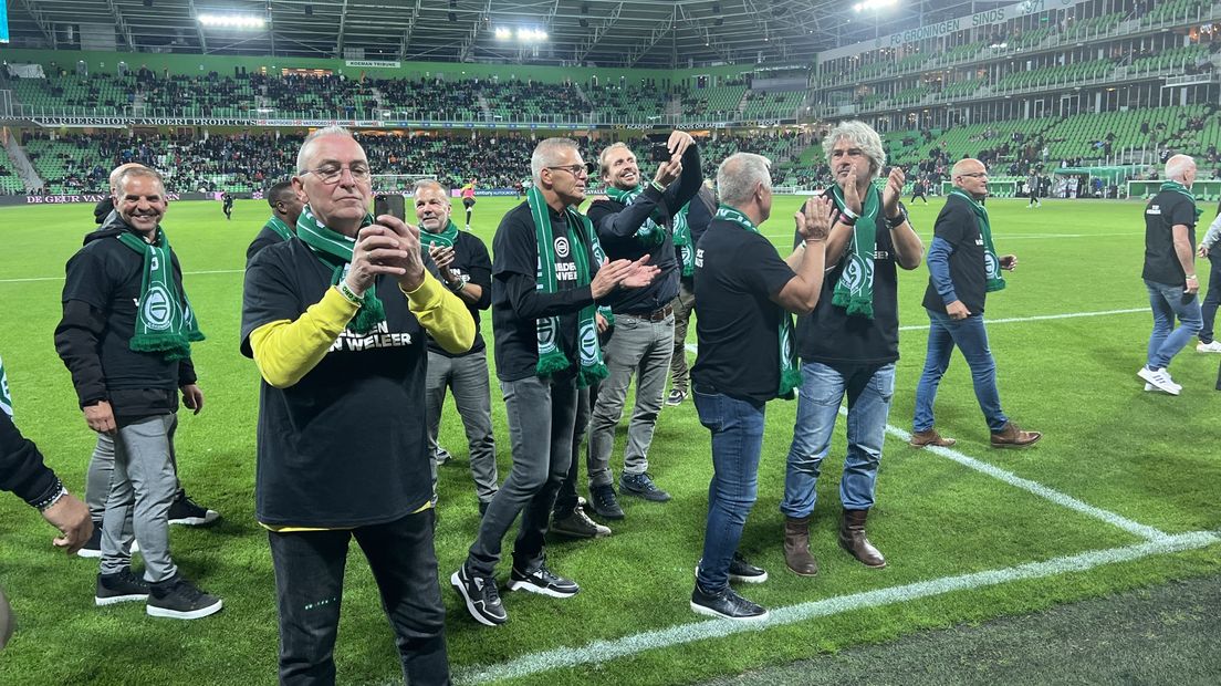De Helden van Weleer tijdens hun ereronde door de Euroborg