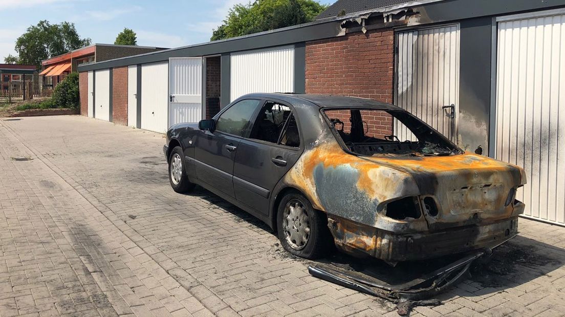 De uitgebrande auto staat sinds zaterdagnacht nog altijd op dezelfde plek.