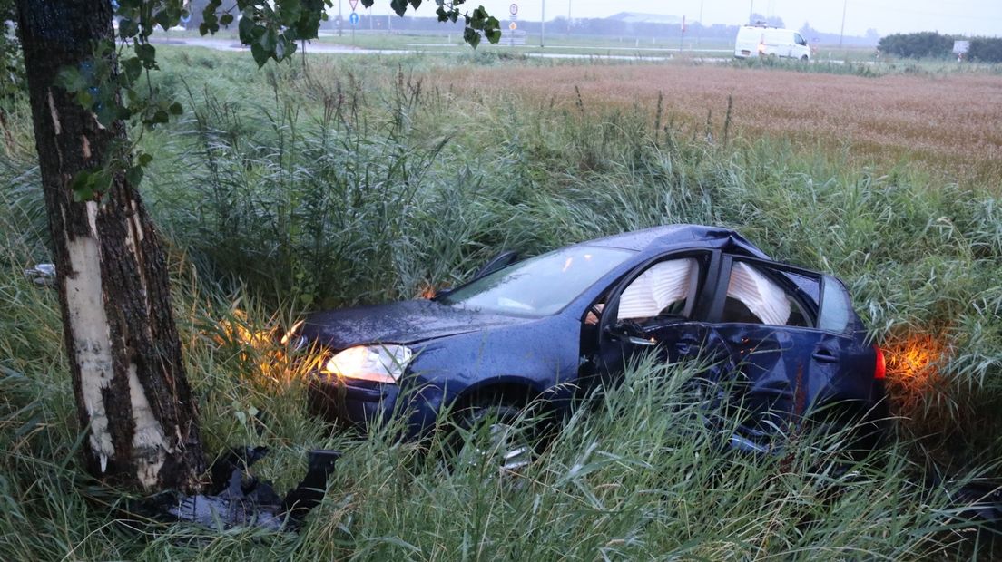 Auto belandt naast de A58 bij Kapelle
