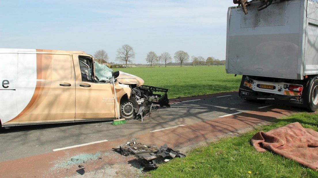Bedrijfsbus  zwaar beschadigd