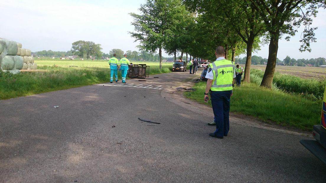Weg afgesloten na aanrijding tussen auto en koets