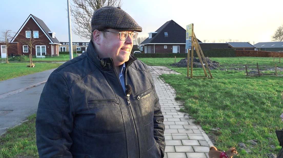 Ben Visser bekijkt een bouwkavel in Middelstum tijdens zijn huizenzoektocht