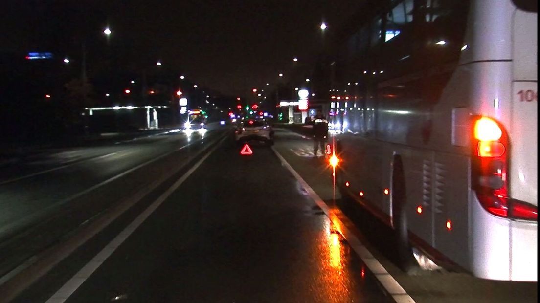 Utrechtseweg afgesloten door het ongeluk met de bus en de auto.