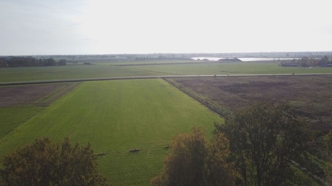Achter de weg begint het gebied dat 'kansrijk' is voor de bouw van windmolens