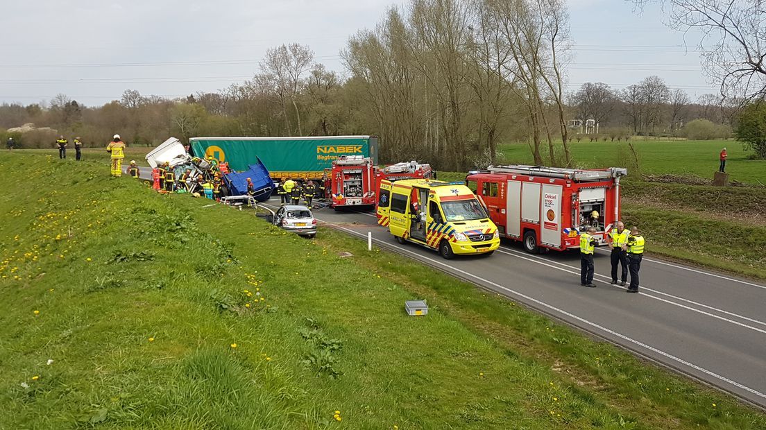 Bij een ernstig ongeval op de N348 bij Zutphen is donderdagmiddag een vrachtwagenchauffeur om het leven gekomen. Een andere trucker en een automobiliste raakten gewond. De weg is afgesloten, de bergingswerkzaamheden duren al de hele middag en avond.